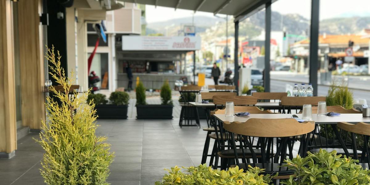 Особенности пергол для ресторанов и кафе: как организовать уютное уличное пространство и повысить эффективность бизнеса